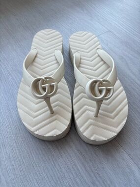 Gucci Double Logo Platform Flip Flops in Neutral